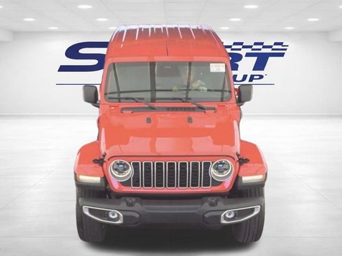 Used 2025 Jeep Wrangler Unlimited Sahara image 2
