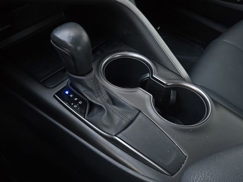 Used 2021 Toyota Camry SE w/ Convenience Package image 17