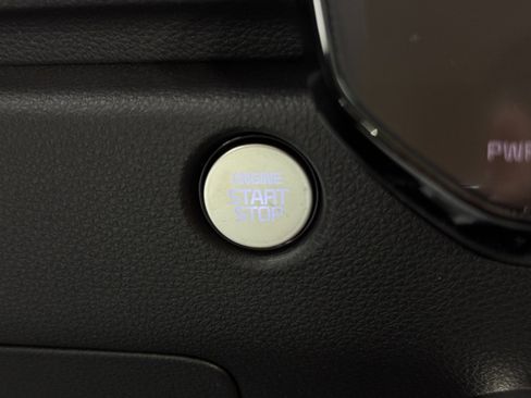 Used 2025 Kia Carnival EX image 23