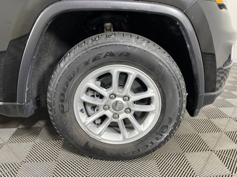 Used 2020 Jeep Grand Cherokee Laredo AWD/4WD image 7