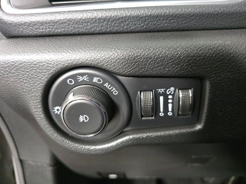 Used 2023 Chrysler Pacifica Limited w/ Uconnect Theater Family Group FWD image 24