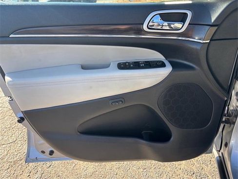 Used 2018 Jeep Grand Cherokee Limited image 9