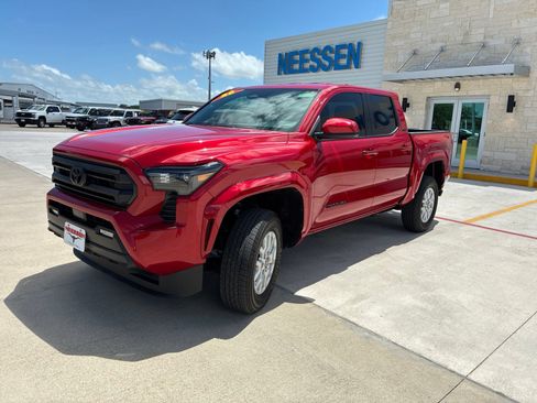 Used 2026 Toyota Tacoma SR5 AWD/4WD image 3