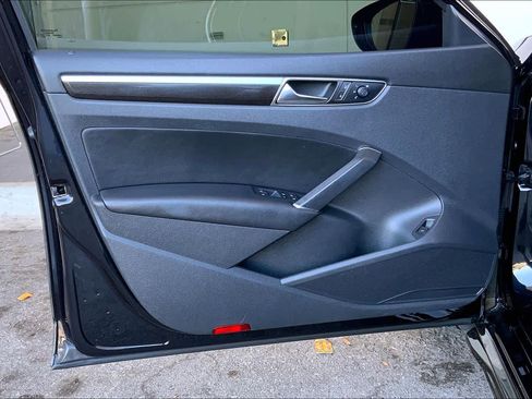 Used 2018 Volkswagen Passat GT image 22