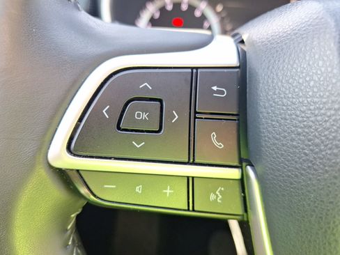 Used 2024 Toyota Highlander LE image 22