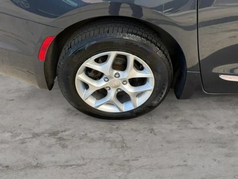 Used 2020 Chrysler Pacifica Touring-L FWD image 49