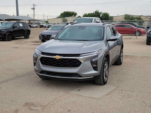 Used 2025 Chevrolet Trax LT FWD image 4