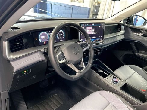 Used 2025 Volkswagen Tiguan SE AWD/4WD image 8