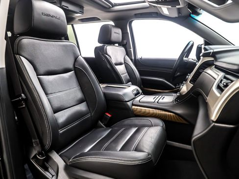 Used 2020 GMC Yukon XL Denali w/ Denali Premium Package image 7