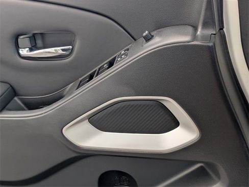 Used 2022 Nissan Frontier SV w/ SV Premium Package image 23