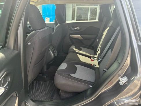 Used 2018 Jeep Cherokee Latitude image 14