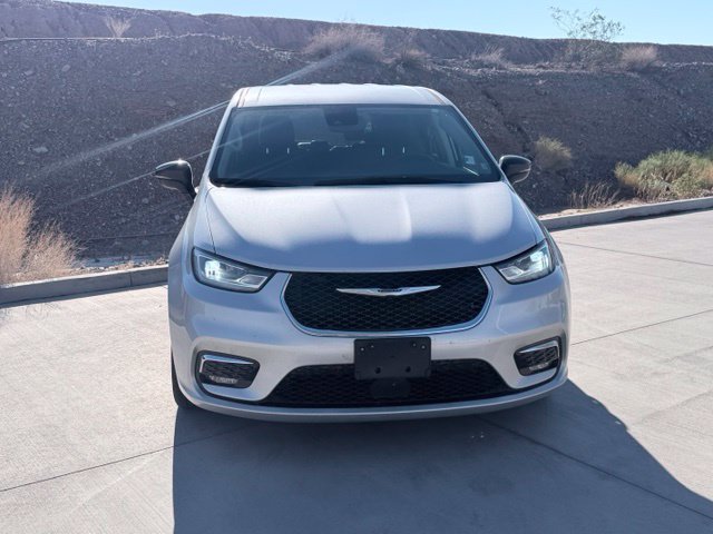 Used 2024 Chrysler Pacifica Touring-L FWD image 2