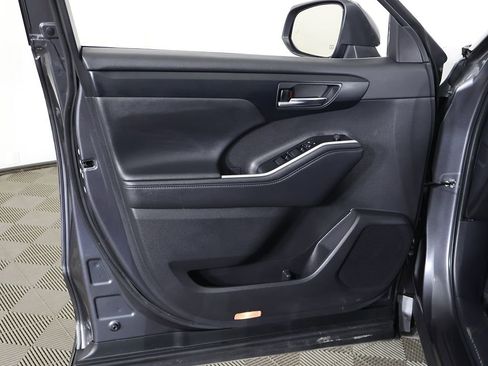 Used 2024 Toyota Highlander XLE AWD/4WD image 25
