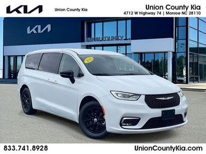 Used 2024 Chrysler Pacifica Touring-L