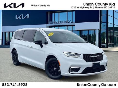 Used 2024 Chrysler Pacifica Touring-L image 1