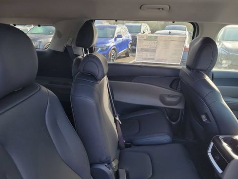 New 2026 Kia Carnival EX FWD image 31