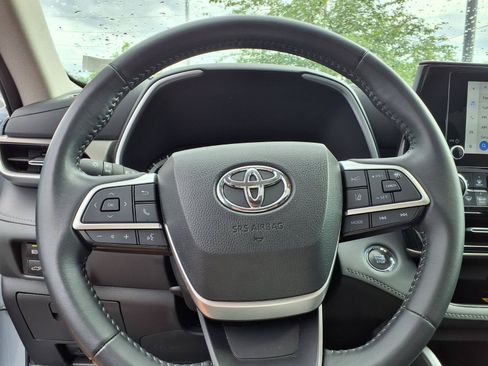 Used 2023 Toyota Highlander XLE FWD image 11