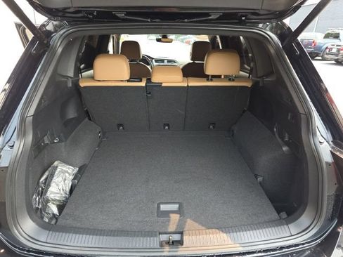 Used 2023 Volkswagen Tiguan SE AWD/4WD image 13