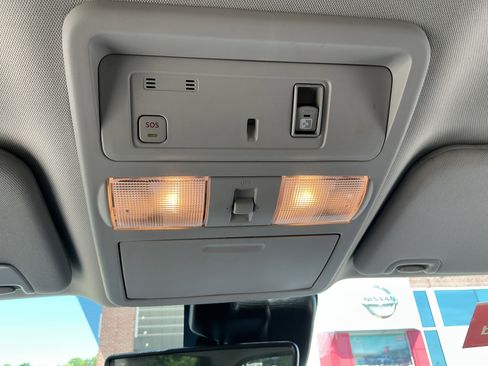 Used 2024 Nissan Titan SV w/ SV Convenience Package RWD image 20