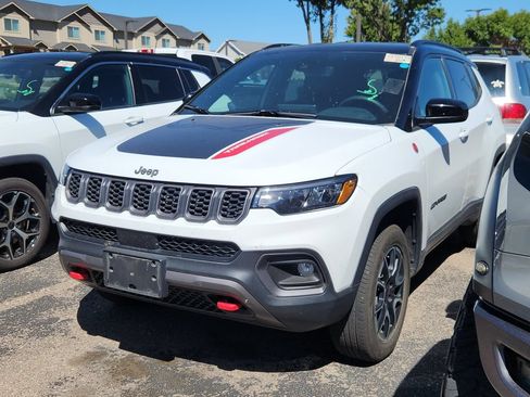 Used 2025 Jeep Compass Trailhawk AWD/4WD image 3