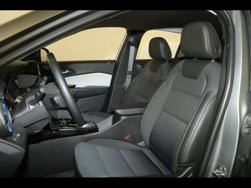 Used 2025 Chevrolet Trax LT w/ LT Convenience Package image 21