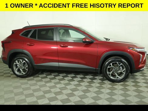 Used 2025 Chevrolet Trax LT w/ LT Convenience Package FWD image 2