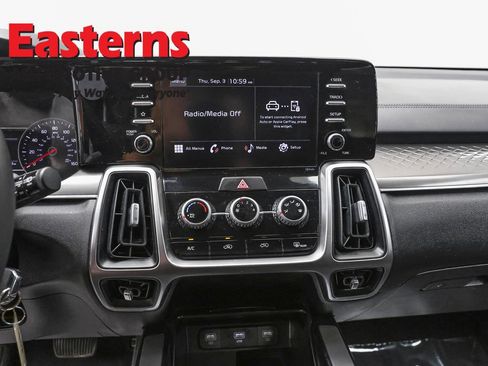 Used 2023 Kia Sorento LX AWD/4WD image 11