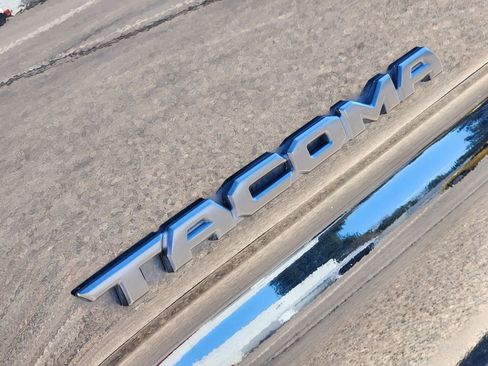 Used 2020 Toyota Tacoma TRD Off-Road w/ Technology Package image 9