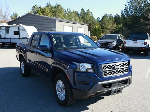 Used 2023 Nissan Frontier SV image 3