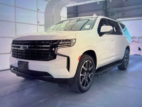 Used 2021 Chevrolet Suburban RST w/ Luxury Package RWD image 2