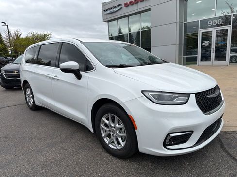 Used 2023 Chrysler Pacifica Touring-L FWD image 1