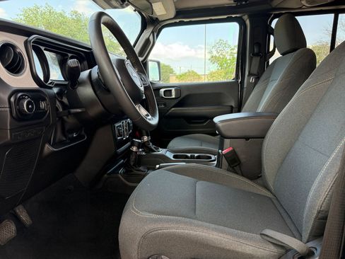 Used 2025 Jeep Wrangler Unlimited Sahara AWD/4WD image 27