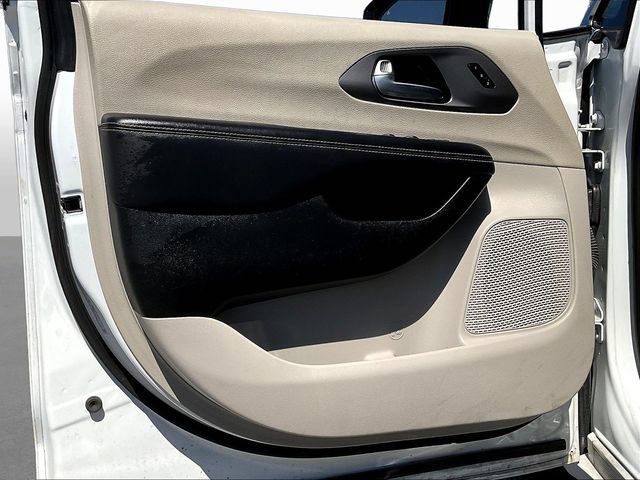 Used 2024 Chrysler Pacifica Touring-L FWD image 21