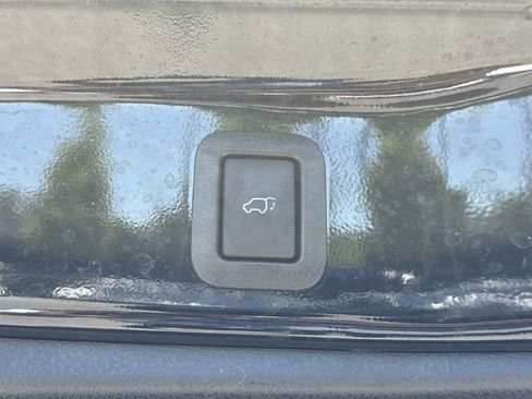 Used 2019 Toyota Highlander SE AWD/4WD image 19