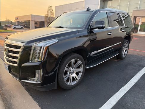 Used 2017 Cadillac Escalade Luxury image 3