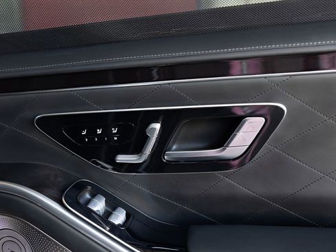 Used 2022 Mercedes-Benz S 580 4MATIC Sedan w/ AMG Line Package image 68