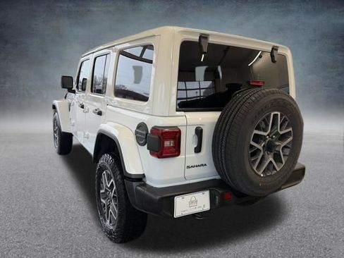 Used 2025 Jeep Wrangler Sahara image 8
