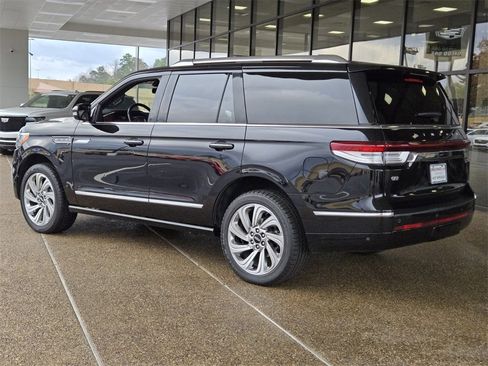 Used 2024 Lincoln Navigator Reserve image 3