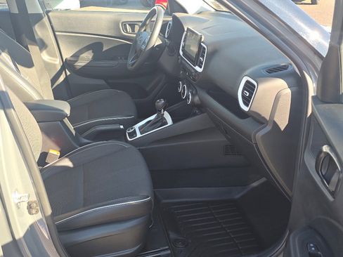 Used 2022 Hyundai Venue Limited image 21