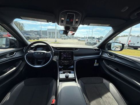 New 2025 Jeep Grand Cherokee Altitude image 12