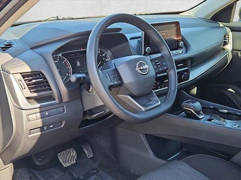 Used 2025 Nissan Rogue SV image 10