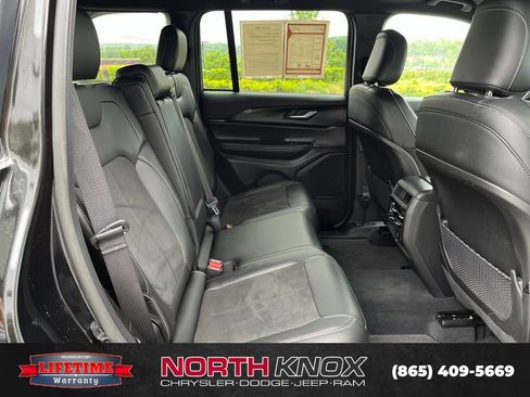 Used 2025 Jeep Grand Cherokee Altitude AWD/4WD image 12