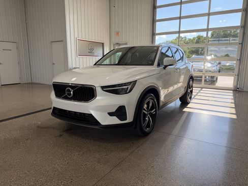 Used 2023 Volvo XC40 B5 Core AWD/4WD image 2
