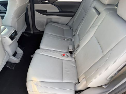 Used 2018 Toyota Highlander XLE FWD image 13