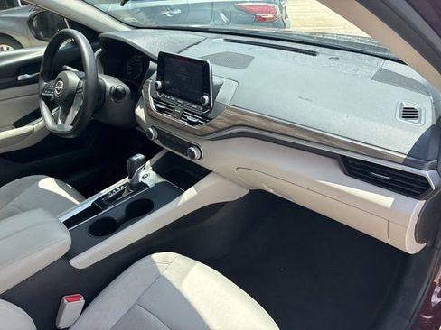 Used 2025 Nissan Altima 2.5 SV FWD image 12