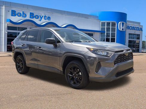 Used 2022 Toyota RAV4 LE FWD image 3
