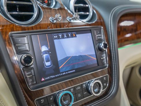 Used 2017 Bentley Bentayga AWD/4WD image 57