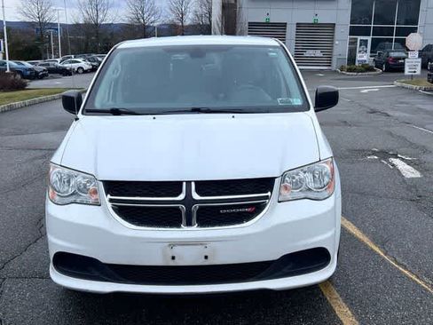 Used 2019 Dodge Grand Caravan SE w/ UConnect Hands-Free Group image 2