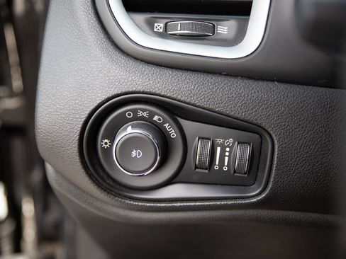 Used 2018 Jeep Renegade Latitude AWD/4WD image 18