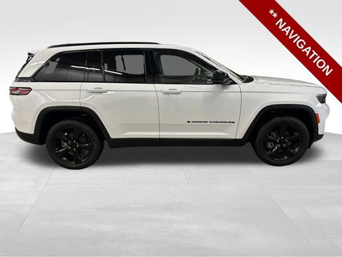 Used 2023 Jeep Grand Cherokee Limited w/ Black Appearance Package image 8